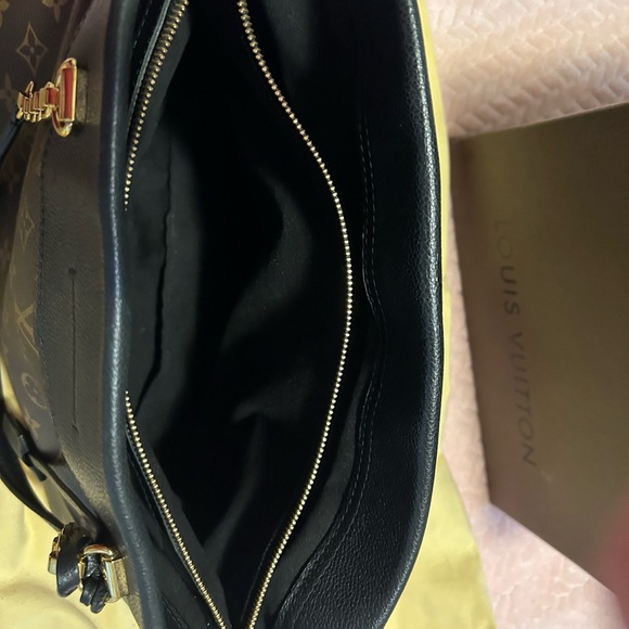 Louie Vuitton handbag. Barely used! Retails for $1500 - Picture 5 of 6
